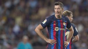  Lewandowski espera la reanudación del juego durante la disputa del Joan Gamper.