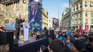 Jean-Luc Melenchon, candidato presidencial del partido La Francia Insumisa (FI) se dirige a sus seguidores después de la ’Marcha por la 6ª República’ en la Plaza de la República de París.