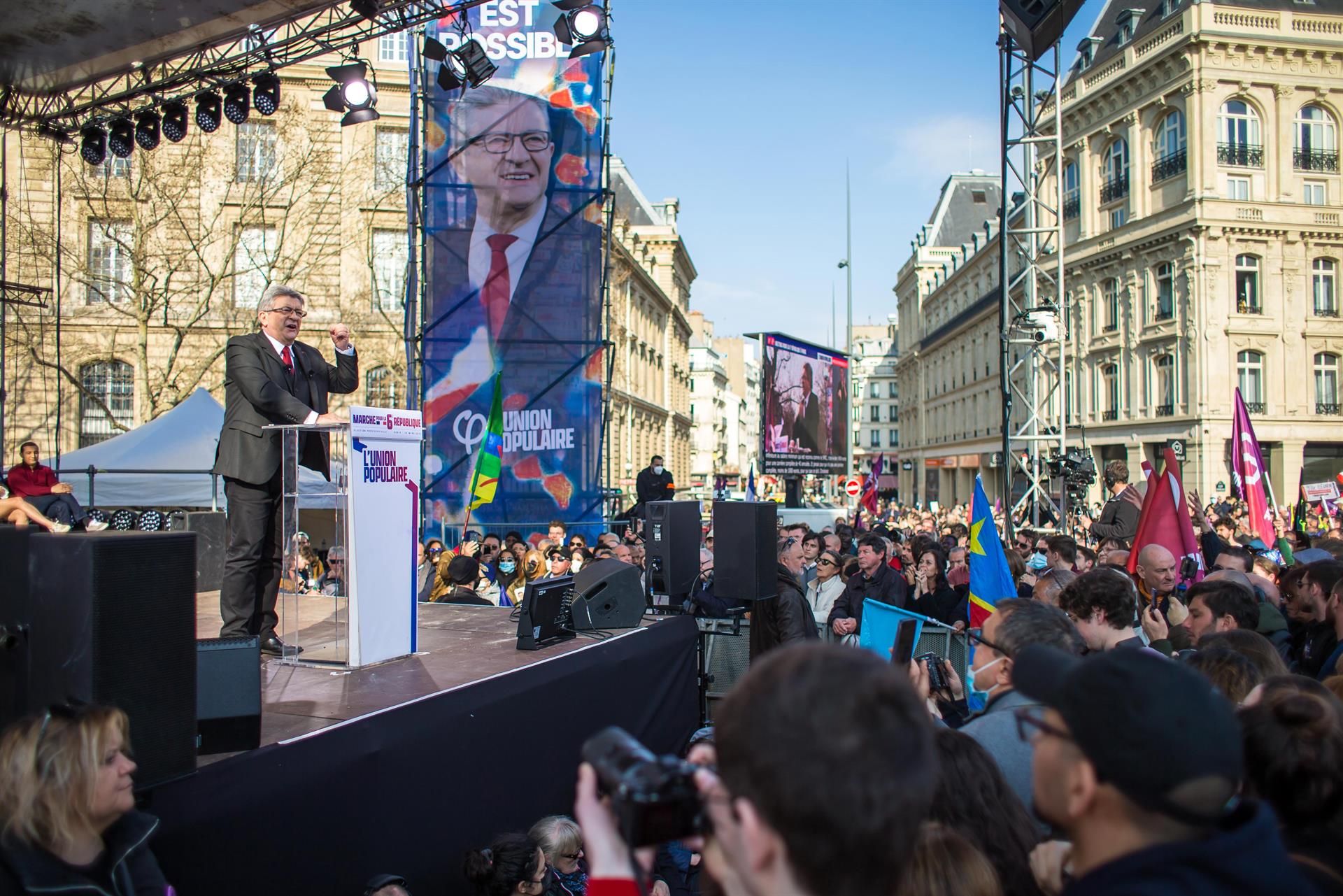 Jean-Luc Melenchon, candidato presidencial del partido La Francia Insumisa (FI) se dirige a sus seguidores después de la 'Marcha por la 6ª República' en la Plaza de la República de París.