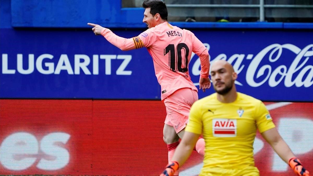 Messi celebra su primer gol ante el Eibar mientras Dmitrovic se muestra desolado.