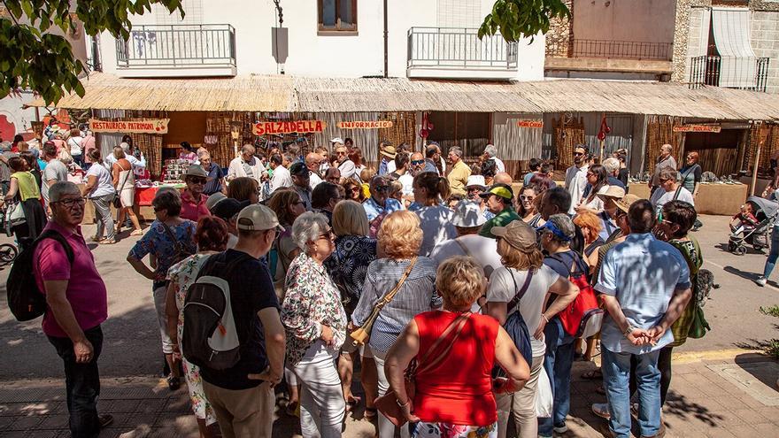 La Salzadella recupera su Fira de la Cirera pese a la campaña mermada por el cálido invierno y las lluvias