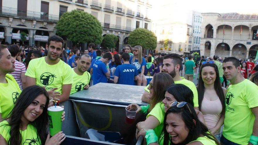 Peñistas rodean su carro.