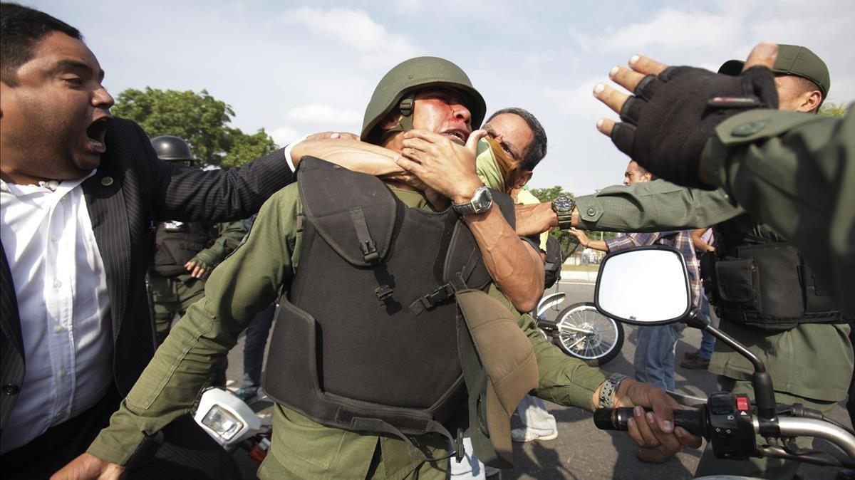 Un soldado rebelde herido es evacuado de la zona de enfrentamientos.