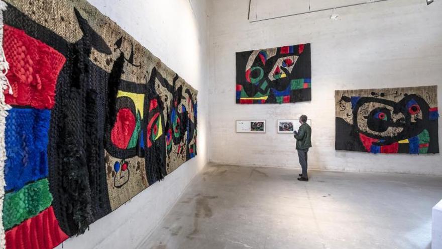 Drei der Teppiche, die Miró gemeinsam mit Josep Royo kreierte und die nun im Cúbic-Bereich zu sehen sind.   | FOTO: B. RAMON