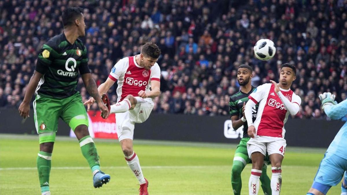 Huntelaar cabecea para anotar el segundo del Ajax.
