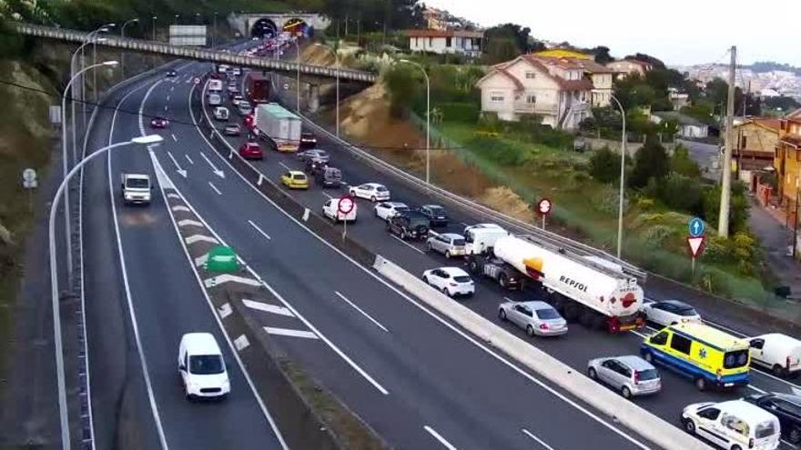 Un accidente múltiple en A Madroa bloquea una hora la entrada y salida de Vigo por la AP-9
