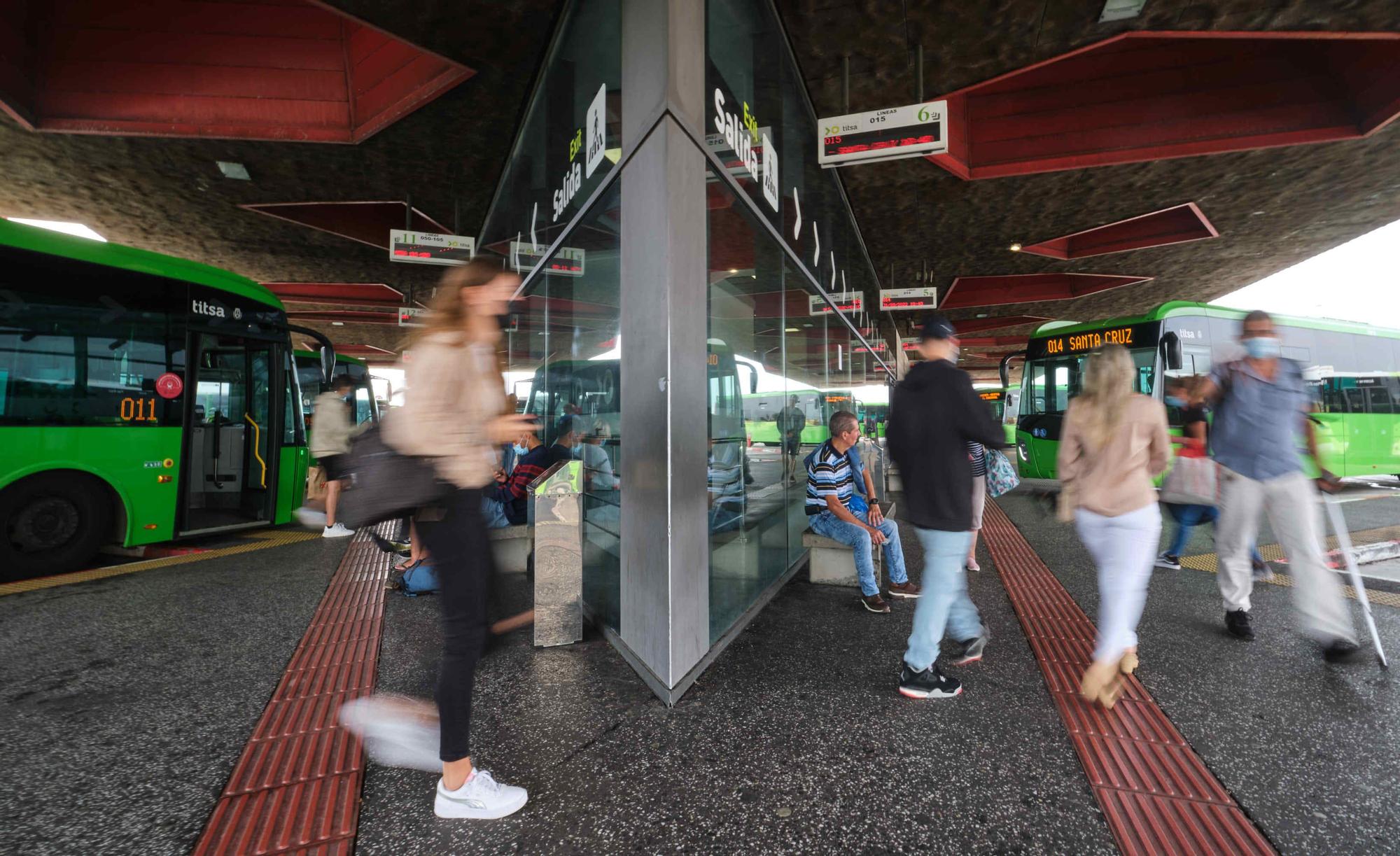 Primer día del bono de guagua y tranvía rebajado en Tenerife