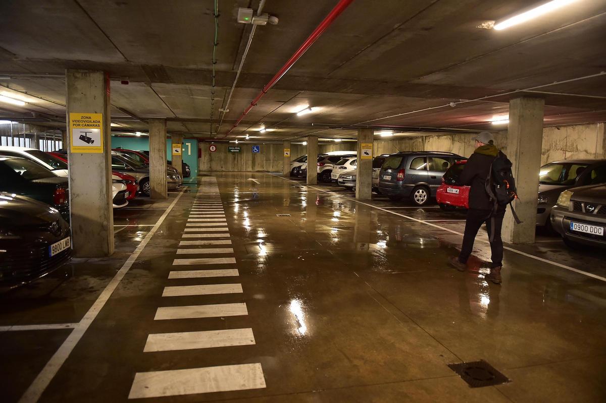 Una planta del parking del puente Trujillo de Plasencia, encharcada.