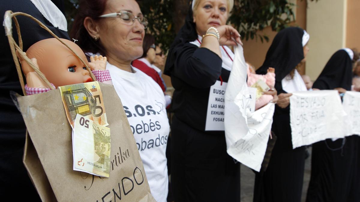 Imagen de archivo de una protesta en València para visibilizar el drama de los bebés robados.