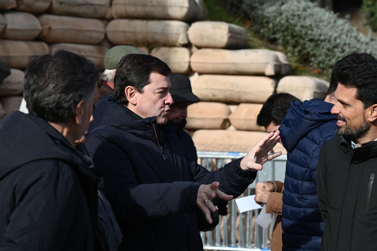 MADRID, 30/11/2025.- El presidente de la Junta de Castilla y León, Alfonso Fernández Mañueco (i), a su llegada a la concentración contra el Gobierno de Pedro Sánchez, por los casos de corrupción que protagonizan José Luis Ábalos, Koldo García y Santos Cerdán, convocada por el Partido Popular (PP) en el Templo de Debod en Madrid, este domingo. EFE/ Juanjo Martín