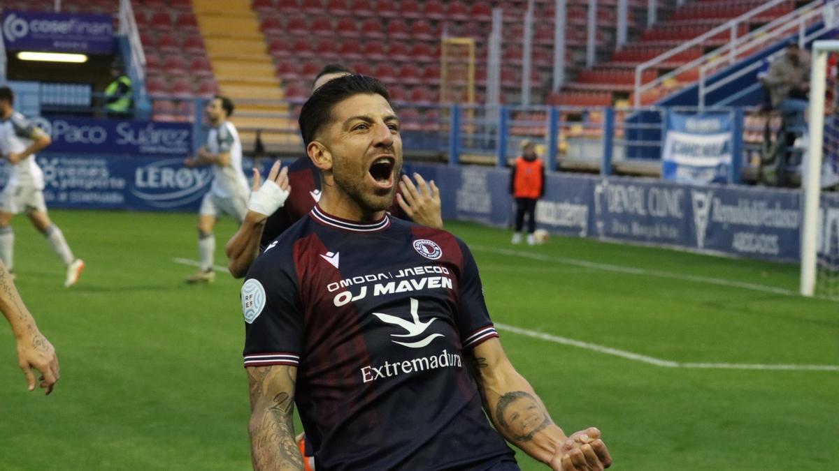 Gio Zarfino celebra el gol del triunfo del Extremadura.