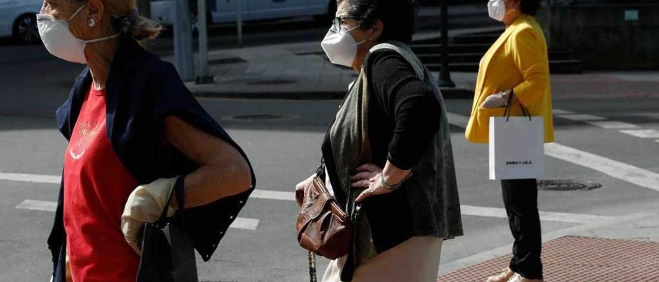 Tres mujeres con mascarillas en Avilés.