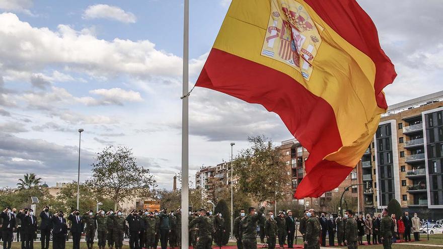 Izado de la bandera de España en Córdoba