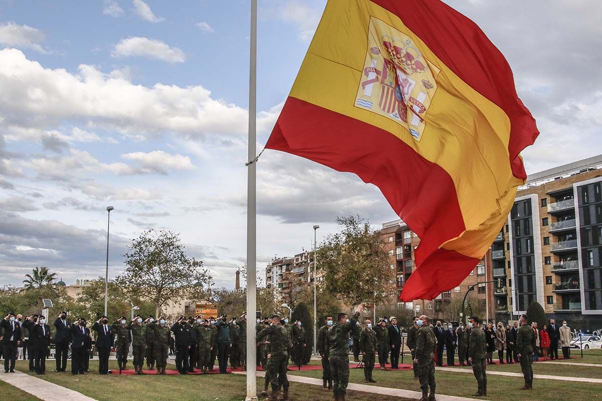 Izado de l bandera de España en Córdoba