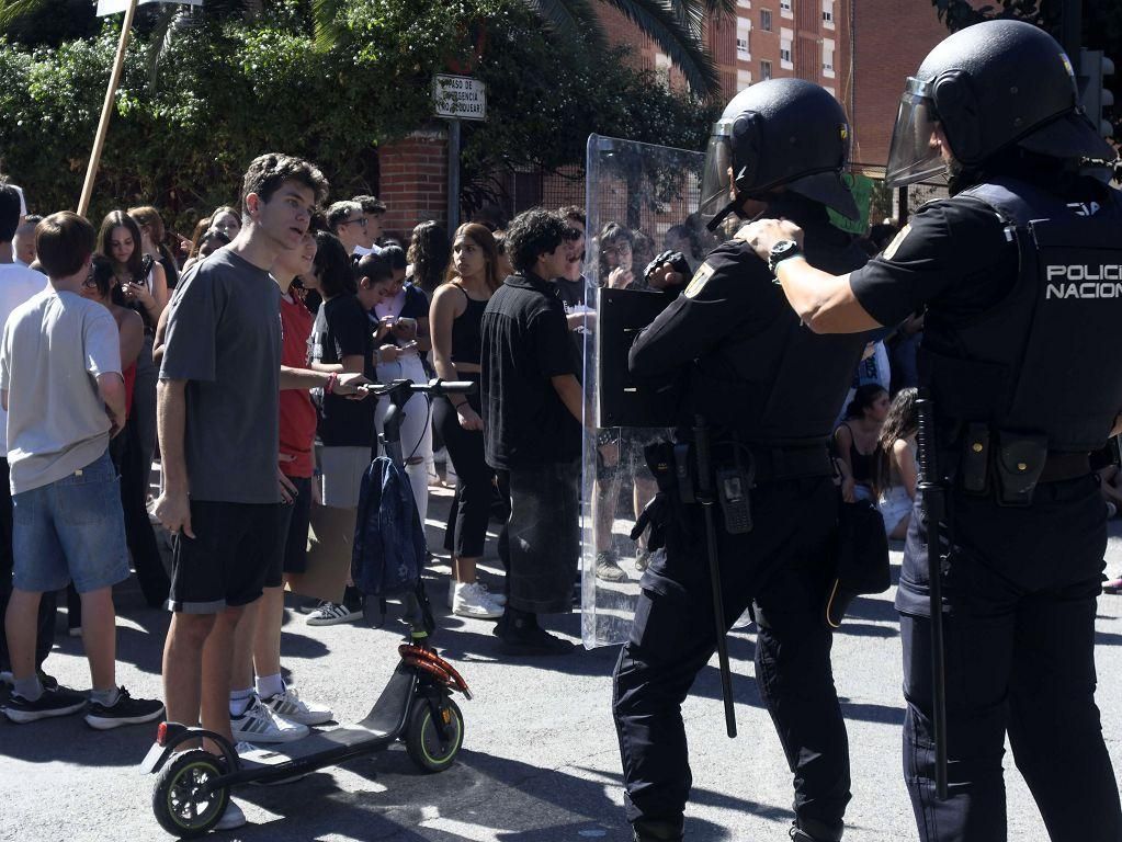 Todas las imágenes de la protesta por la Ebau y las cargas policiales junto a la Consejería de Educación