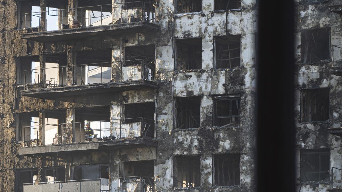 Qué es el poliuretano, el material con el que estaba revestido el edificio que ha ardido en Valencia