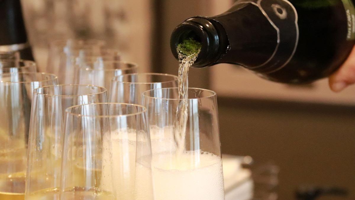 Cava ecològic en el moment de ser servit en diverses copes.