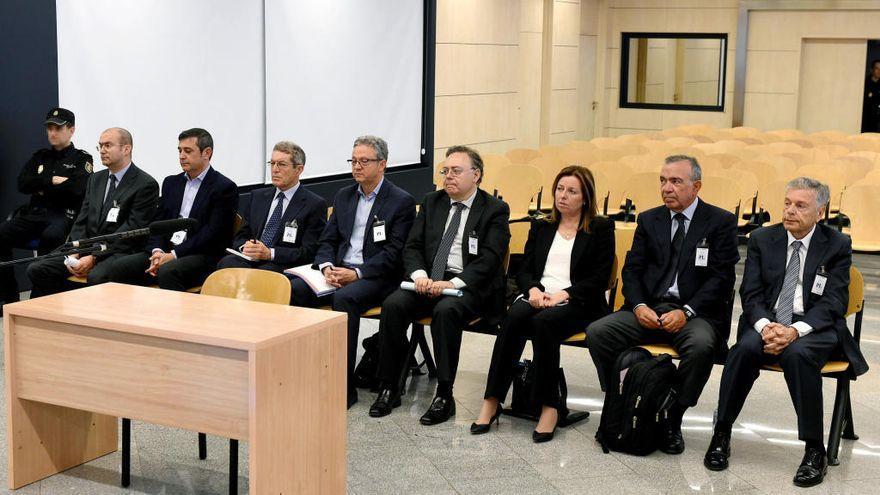 De dcha. a izda. Crespo, López Abad, Amorós, Sogorb, Martínez, Soriano, Sabater y Ochoa ayer en el banquillo de los acusados de la Audiencia Nacional.