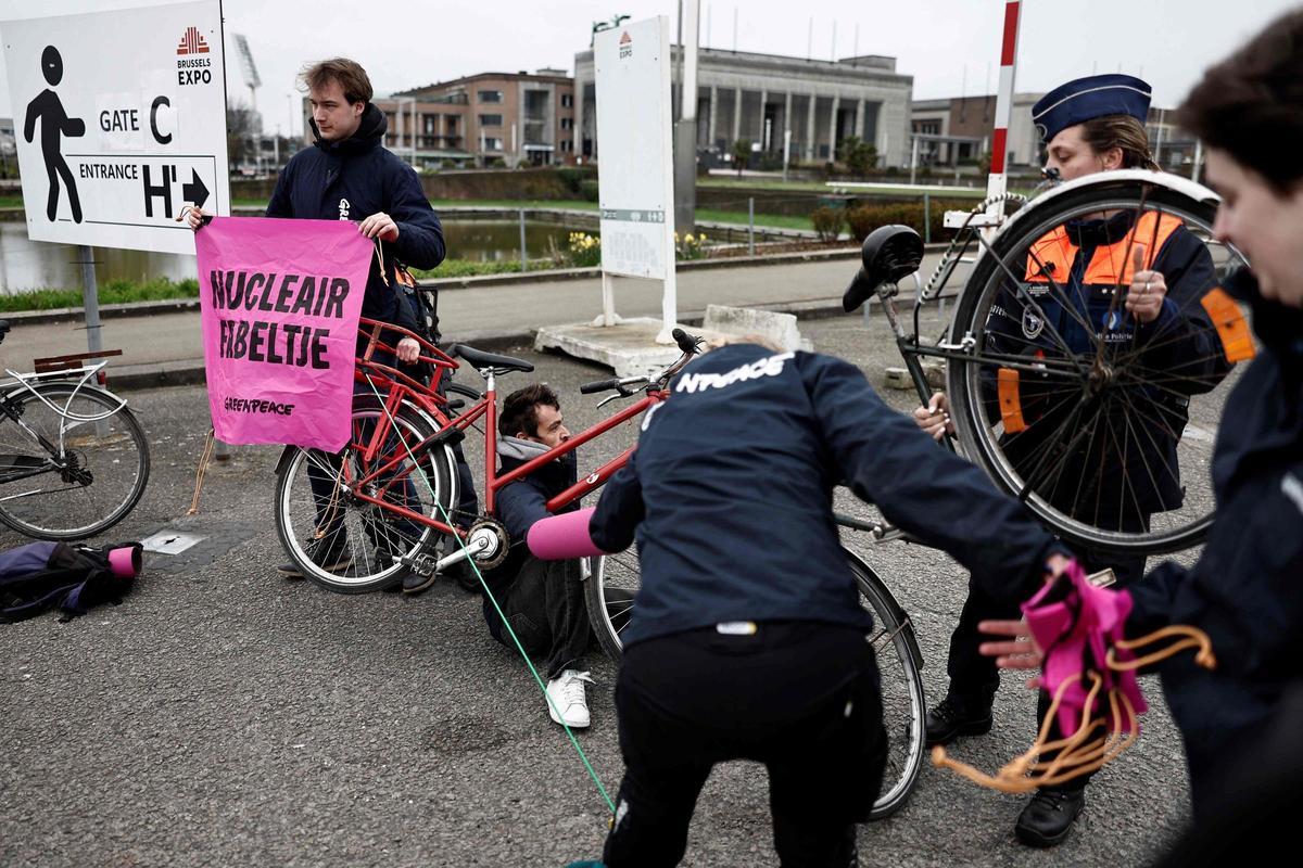 Greenpeace protesta ante la Cumbre de la Energía Nuclear en Bruselas