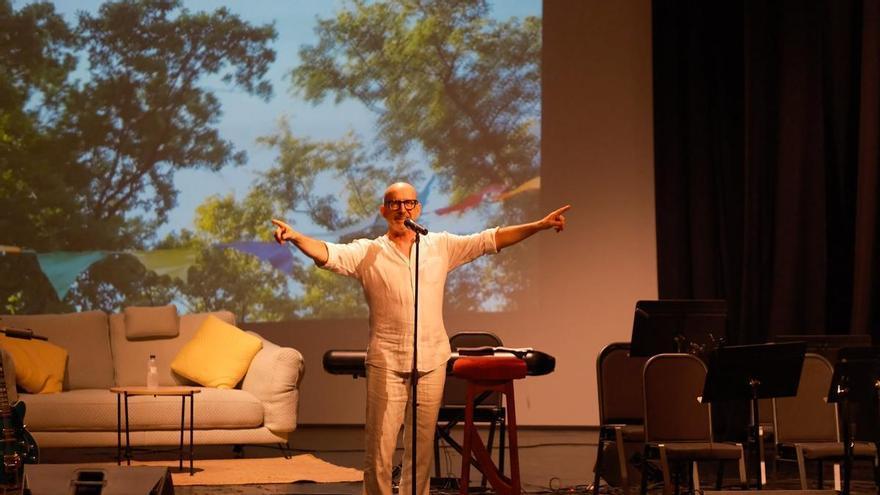 Homenaje a Juan Manuel Serrat en Ibiza en la voz de Sergi Nebot