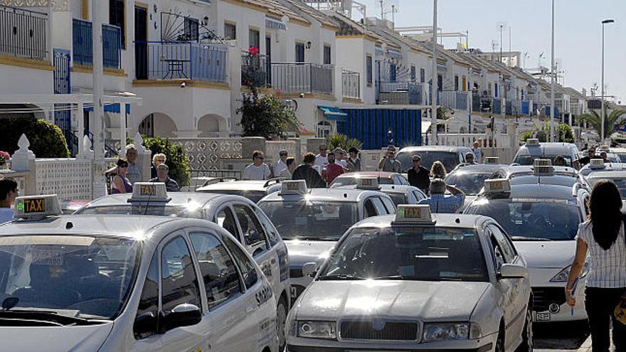 Setenta taxistas de la provincia llevan su protesta a casa de los &quot;piratas&quot;