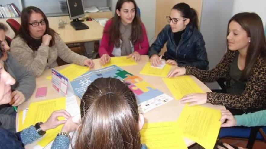 Quince jóvenes de tres institutos participan en el proyecto.