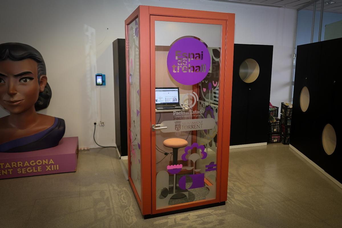 La cabina en la Casa de la Dona de Torrent.