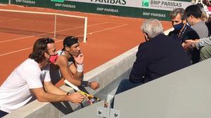 Nadal y Moyà conversan con su equipo, al final del entrenamiento en Roland Garros.