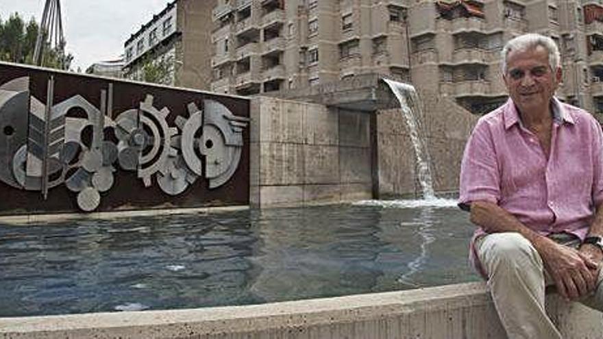 Jaume Soldevila seu davant del monument al Bages que hi ha a la plaça del mateix nom de Manresa