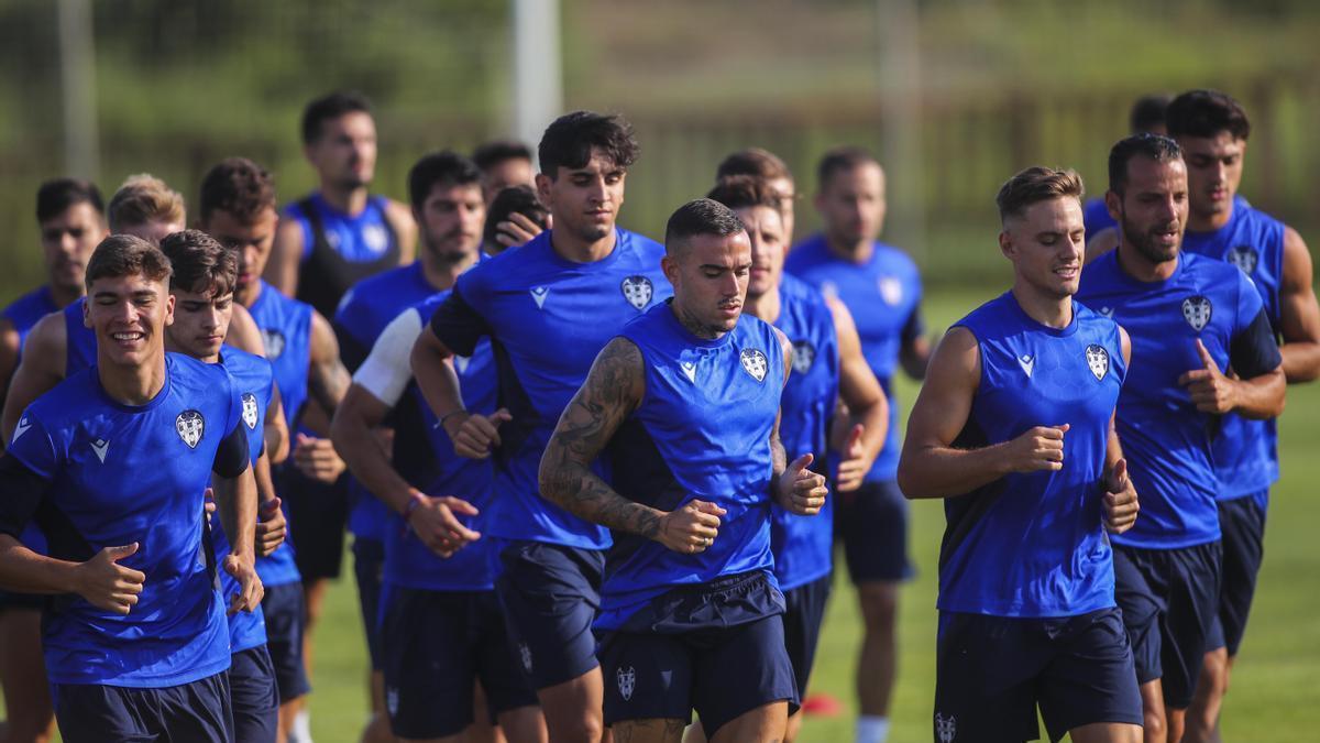 Entrenamiento del Levante UD en El Saler.