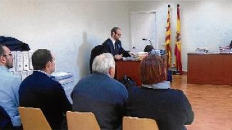 El president del Consell Comarcal, Joan Solà, segon per l&#039;esquerra, dilluns al matí durant el judici a Lleida