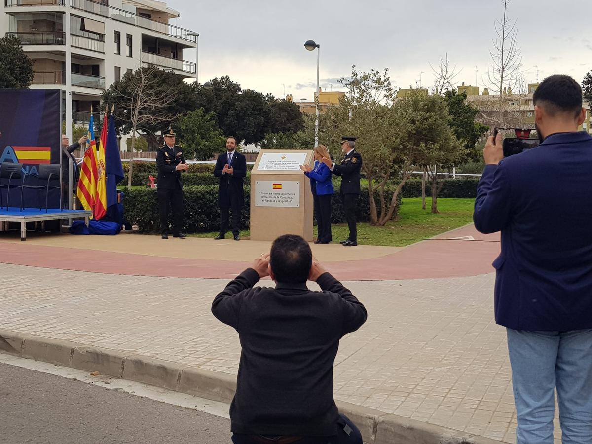 Las autoridades, tras descubrir la placa.