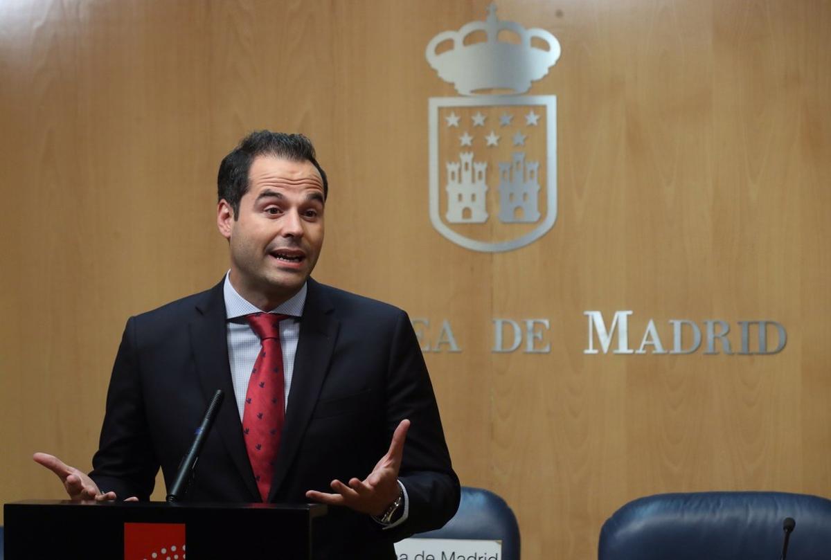 GRAF7400. MADRID, 02/07/2019.- El representante de Ciudadanos Ignacio Aguado, en rueda de prensa tras su reunión con el presidente de la Asamblea de Madrid, Juan Trinidad Martos, en el marco de la ronda de contactos para nombrar a un candidato a la investidura como presidente de la Comunidad. EFE/Kiko Huesca