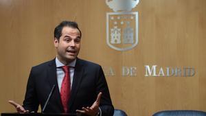 GRAF7400. MADRID, 02/07/2019.- El representante de Ciudadanos Ignacio Aguado, en rueda de prensa tras su reunión con el presidente de la Asamblea de Madrid, Juan Trinidad Martos, en el marco de la ronda de contactos para nombrar a un candidato a la investidura como presidente de la Comunidad. EFE/Kiko Huesca