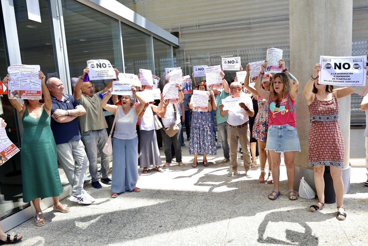 Decenas de personas protestan a bocinazo limpio en Murcia contra los tribunales de instancia porque no hay "nada que celebrar".