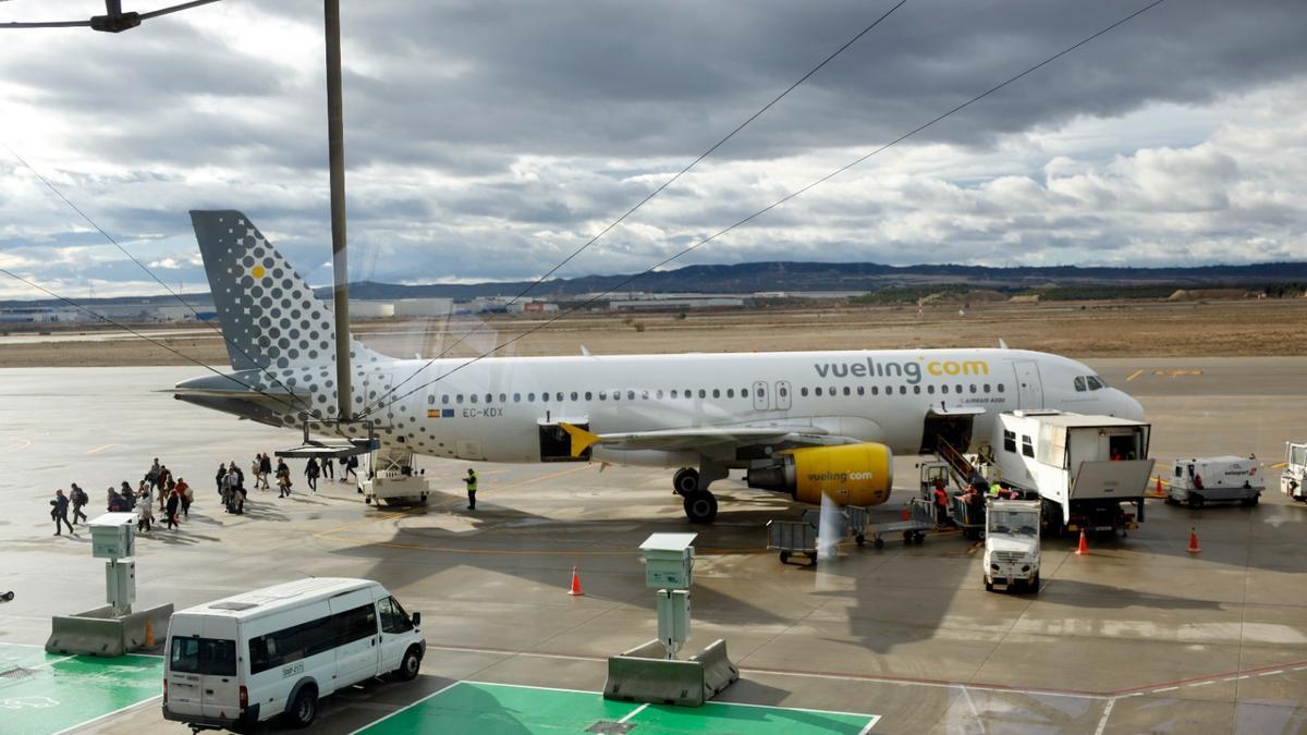 Varios viajeros, a su llegada al aeropuerto de Zaragoza, en una imagen de archivo