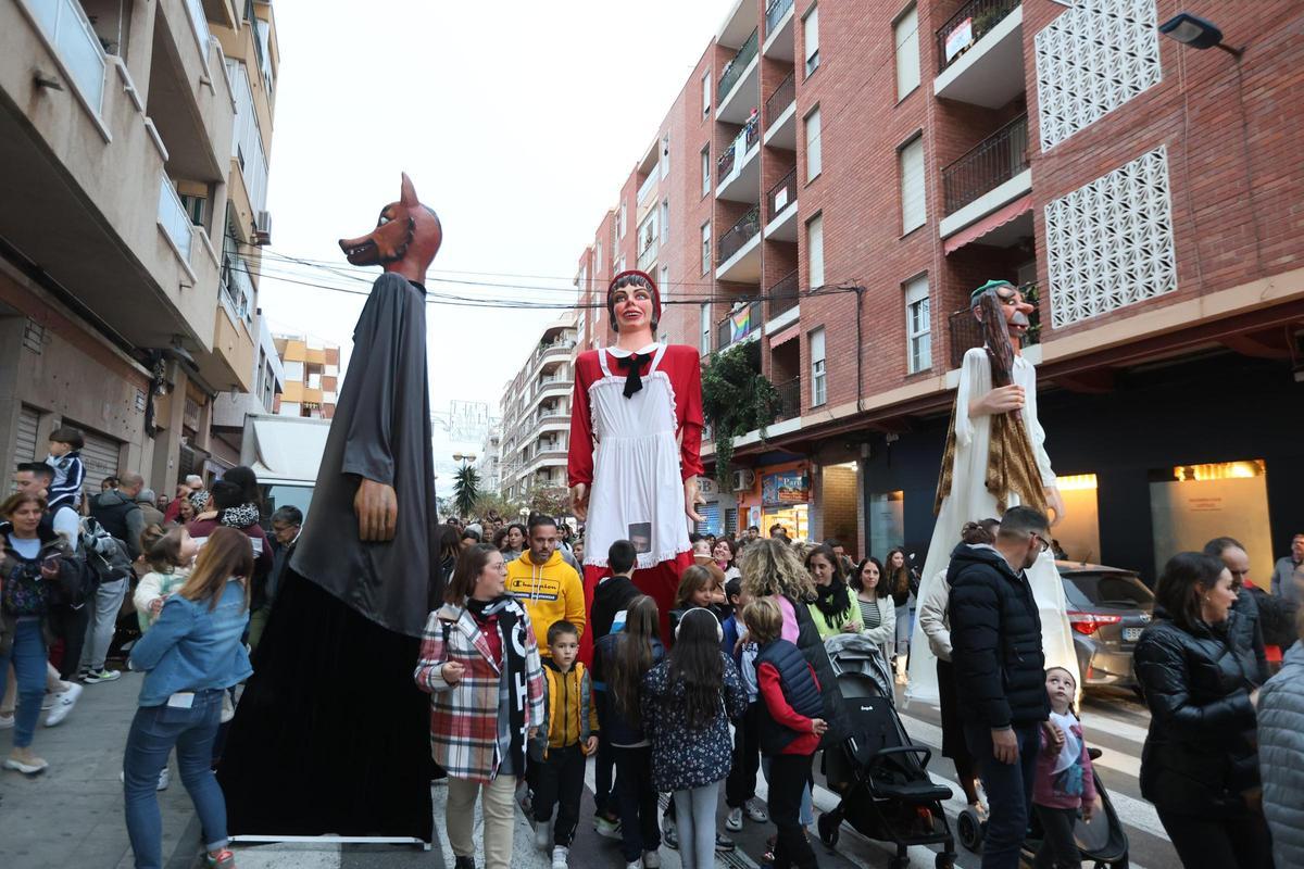 Llegan Lilí, El Lobo, El Ogro, la Serafina y el Ora Por Nobis. Es la Charamita. Es fiesta en Torrevieja