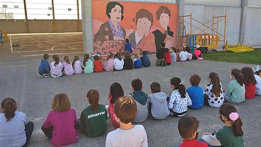 Niños observan el mural de Rosalía, Mallo y Casanova.   | // L. O.