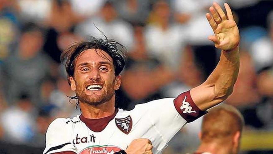 Rolando Bianchi celebra un gol con la camiseta del Torino.