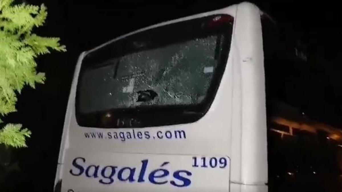 Uno de los autobuses atacados en la estación de Manresa