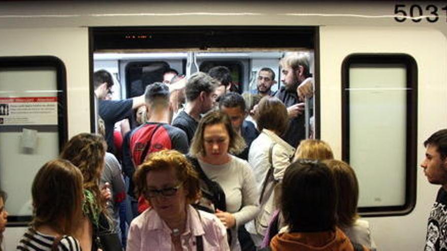 Sortida de passatgers d&#039;un comboi del metro de la línia 5 de Barcelona a Sants