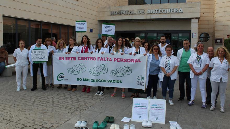 Sanitarios se manifiestan a las puertas del Hospital de Antequera para denunciar la falta de personal