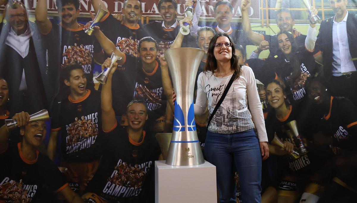 El trofeo de la Liga ya está en la Fonteta