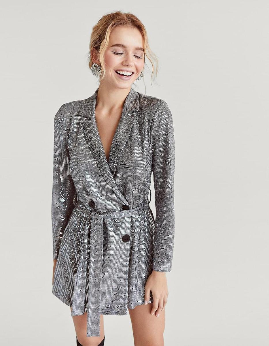 Vestido blazer de lentejuelas, de Stradivarius (Precio: 39,99 euros)