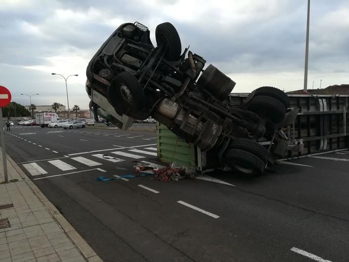 Aparatoso vuelco de un camión en Los Majuelos