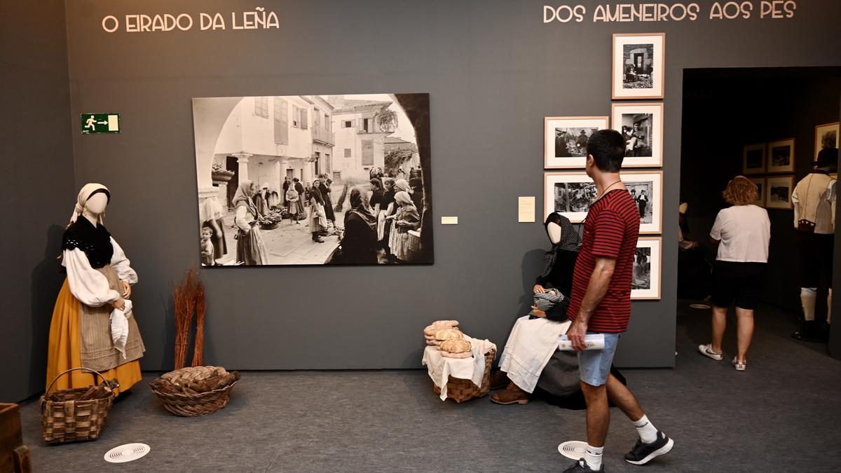 En la muestra también está presente Pontevedra, en este caso con la imagen que la fotógrafa captó en la plaza de A Leña.