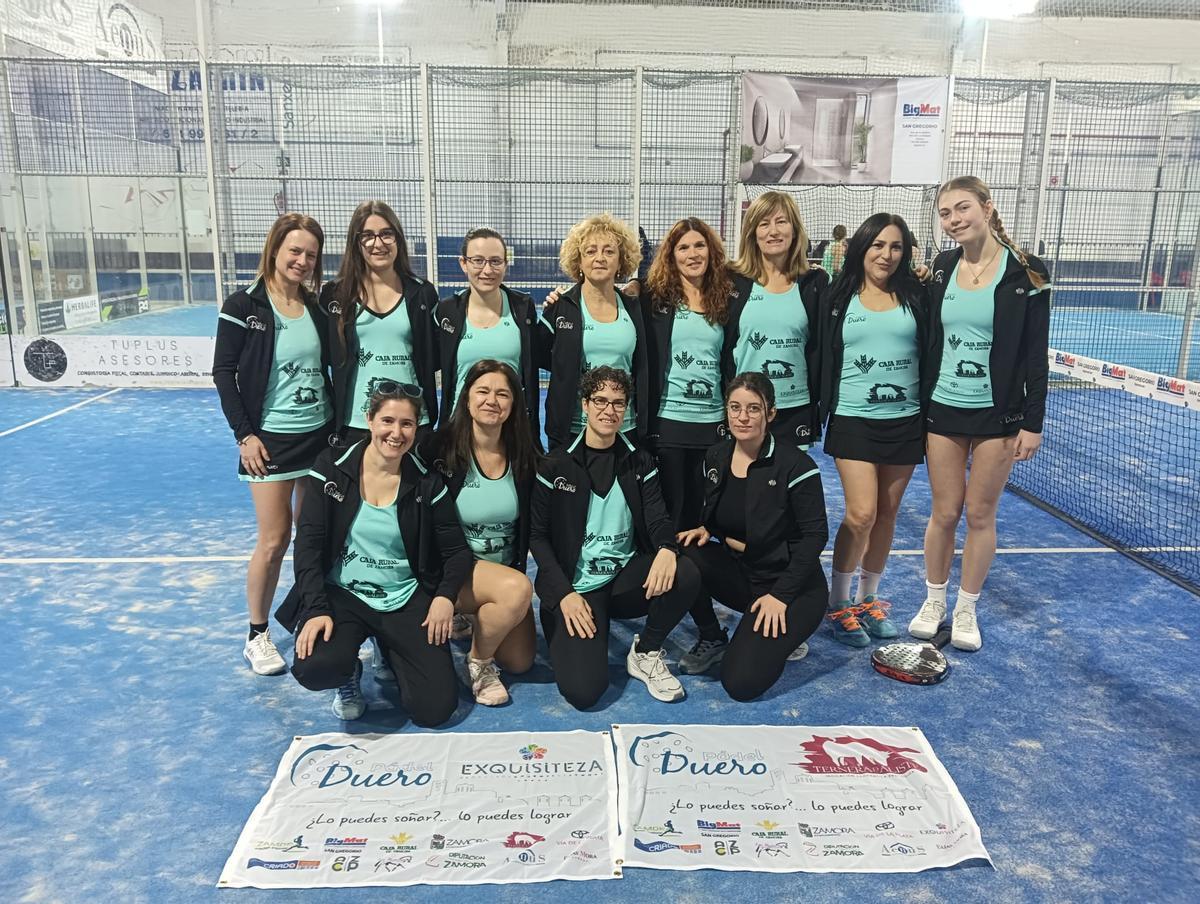 Imagen del derbi disputado entre equipos del Club Pádel Duero.