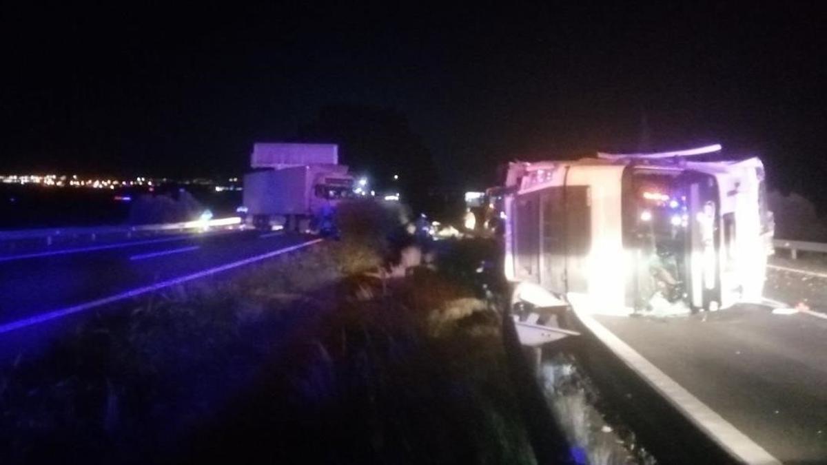 16 03 2021 Accidente de dos camiones en la AP-7 a la altura de L Aldea (Tarragona)   SOCIEDAD   BOMBERS DE LA GENERALITAT