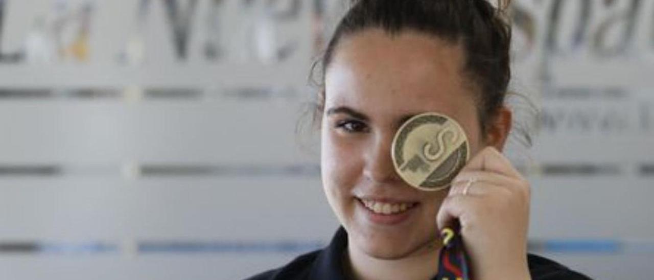 Noa Fernández muestra la medalla de oro en LA NUEVA ESPAÑA de Gijón. | Marcos León