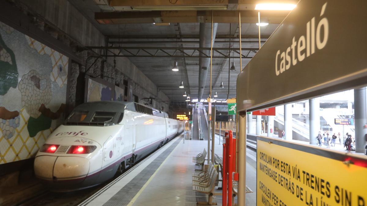 Trenes AVE y Cercanías comparten plataforma en la actualidad hasta València